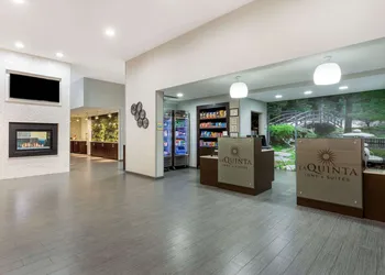 La Quinta Inn & Suites by Wyndham Rockford hotel thumbnail 3