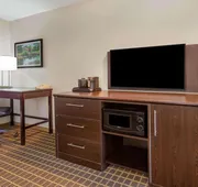 La Quinta Inn & Suites by Wyndham Rockford hotel detail image 5