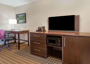 La Quinta Inn & Suites by Wyndham Rockford hotel thumbnail 5