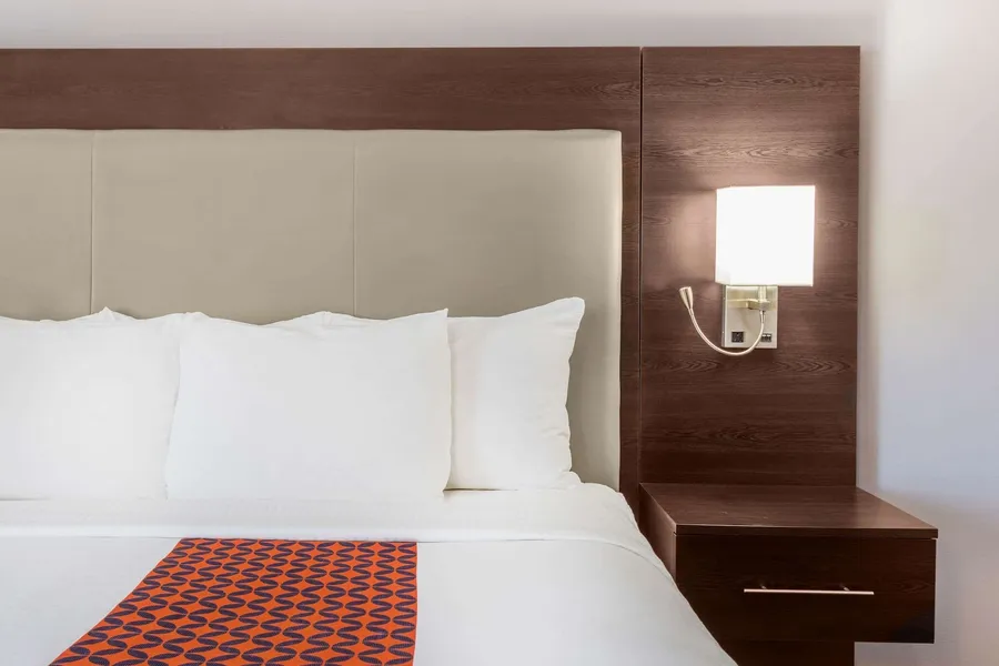 La Quinta Inn & Suites by Wyndham Rockford hotel detail image 6