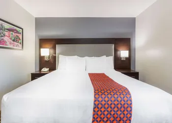 La Quinta Inn & Suites by Wyndham Rockford hotel thumbnail 7
