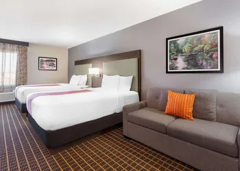 La Quinta Inn & Suites by Wyndham Rockford hotel thumbnail 8