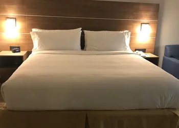 Holiday Inn Express & Suites Camarillo by IHG hotel thumbnail 5