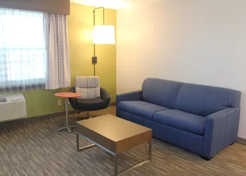 Holiday Inn Express & Suites Camarillo by IHG hotel thumbnail 7