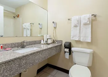 Utica Stay Inn hotel thumbnail 6