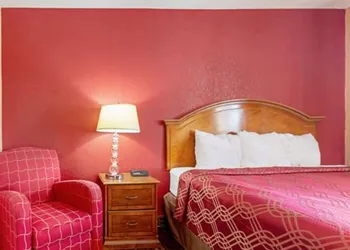 Utica Stay Inn hotel thumbnail 3