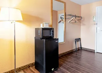 Utica Stay Inn hotel thumbnail 5