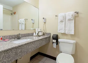 Utica Stay Inn hotel thumbnail 6