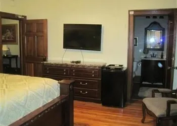 Walton Manor Inn Bed & Breakfast hotel thumbnail 3