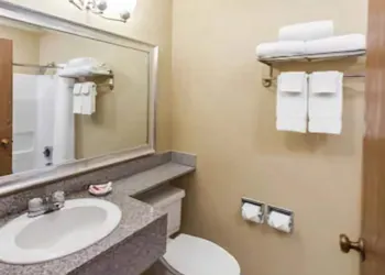 Clarion Pointe Bloomington – Normal near I-55 and University hotel thumbnail 6