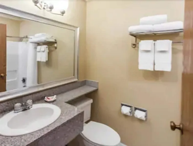 Clarion Pointe Bloomington – Normal near I-55 and University hotel detail image 6