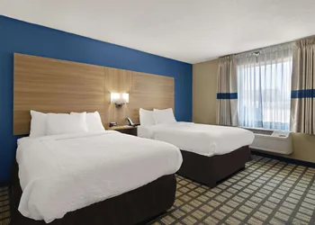 Clarion Pointe Bloomington – Normal near I-55 and University hotel thumbnail 7