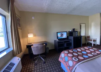 Super 8 by Wyndham Port Clinton hotel thumbnail 8