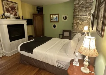Buttermilk Falls Inn hotel thumbnail 3