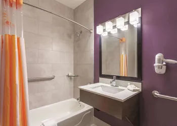 La Quinta Inn & Suites by Wyndham Hopkinsville hotel thumbnail 8