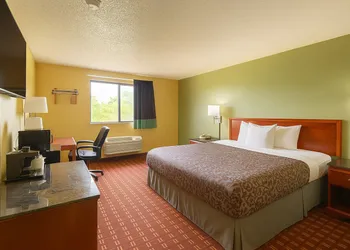 Days Inn by Wyndham Morton hotel thumbnail 8