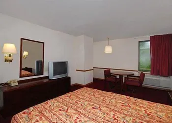 Econo Lodge Morgantown hotel thumbnail 4