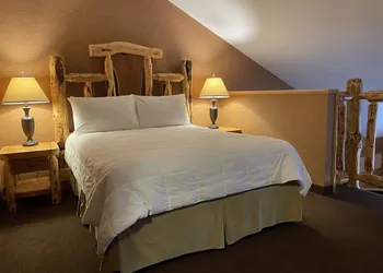 Elkwater Lake Lodge hotel thumbnail 5