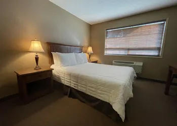 Elkwater Lake Lodge hotel thumbnail 7