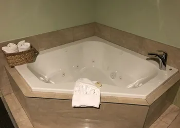 Quality Inn & Suites hotel thumbnail 5