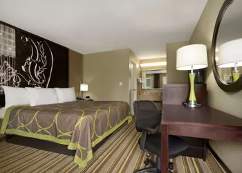 Super 8 by Wyndham Tupelo Airport hotel thumbnail 3