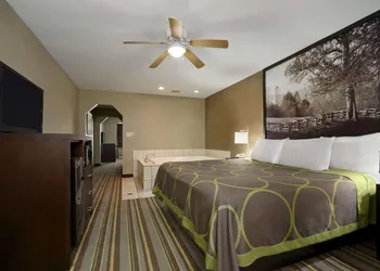 Super 8 by Wyndham Tupelo Airport hotel thumbnail 4