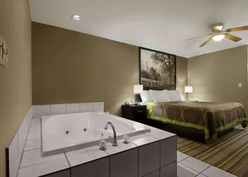 Super 8 by Wyndham Tupelo Airport hotel thumbnail 7