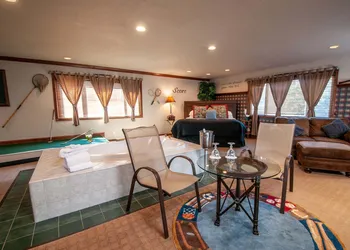 The Anniversary Inn Logan hotel thumbnail 4