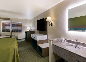 Quality Inn Alpine hotel thumbnail 8