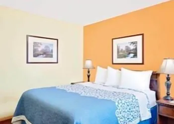 Days Inn by Wyndham Waynesboro hotel thumbnail 6