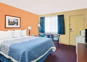 Days Inn by Wyndham Waynesboro hotel thumbnail 8