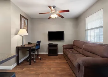 Eagle's Den Suites Carrizo Springs a Travelodge by Wyndham hotel thumbnail 4