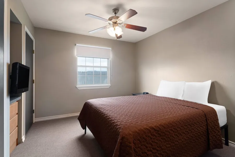 Eagle's Den Suites Carrizo Springs a Travelodge by Wyndham hotel detail image 6