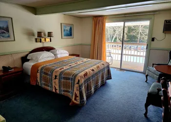 Covered Bridge Riverview Lodge hotel thumbnail 8