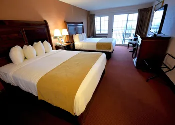 Crown Choice Inn & Suites Lakeview & Waterpark hotel thumbnail 4