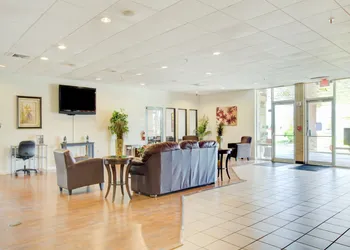 OYO Hotel Dundee By Crystal Lake hotel thumbnail 8