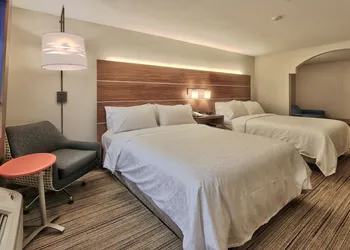 Holiday Express & Suites Portales by IHG hotel thumbnail 3