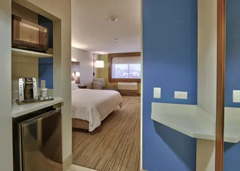 Holiday Express & Suites Portales by IHG hotel thumbnail 4