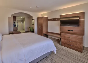 Holiday Express & Suites Portales by IHG hotel thumbnail 6