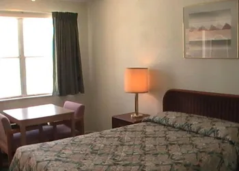 Hometown Inn Galion hotel thumbnail 3