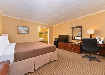 Executive Plus Inn & Suites hotel thumbnail 5