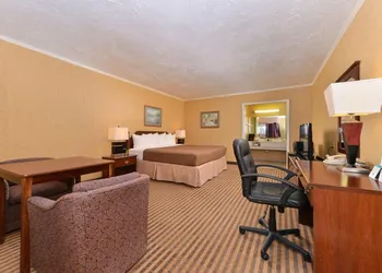 Executive Plus Inn & Suites hotel thumbnail 6