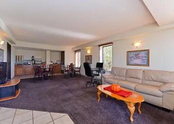 Executive Plus Inn & Suites hotel thumbnail 7