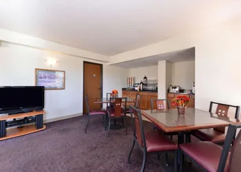 Executive Plus Inn & Suites hotel thumbnail 8