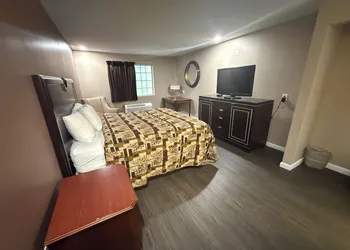 Magnolia Bay Hotel & Suites hotel thumbnail 3