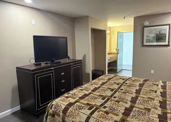 Magnolia Bay Hotel & Suites hotel thumbnail 5