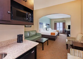 Holiday Inn Express Hotel & Suites Victoria by IHG hotel thumbnail 4