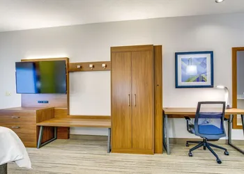 Holiday Inn Express Vincennes by IHG hotel thumbnail 2