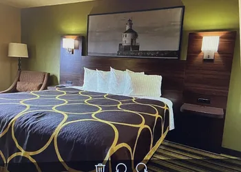 Super 8 by Wyndham Superior WI hotel thumbnail 6
