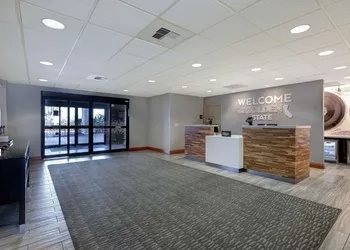 Hampton Inn & Suites Tulare hotel thumbnail 2